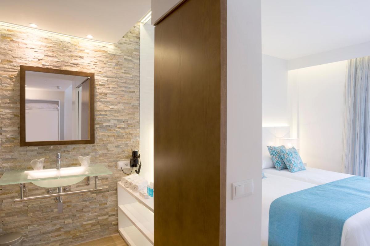 Cama o camas de una habitación en Mar Hotels Playa Mar & Spa