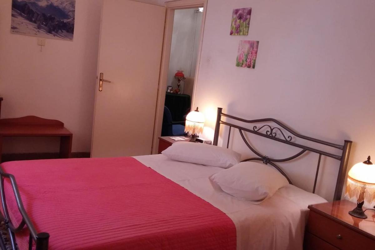 Entire House with garage, yard at Amfiali close to Piraeus Port - Housity