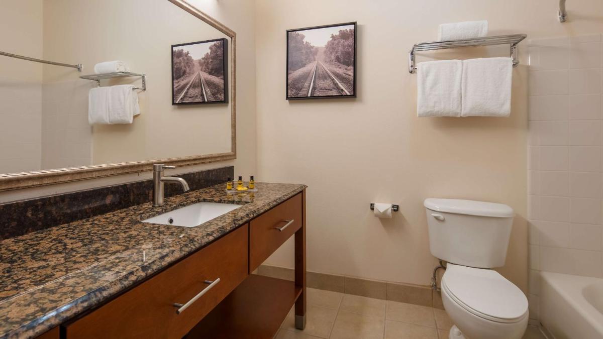 Best Western Plus Wakeeney Inn & Suites - Housity
