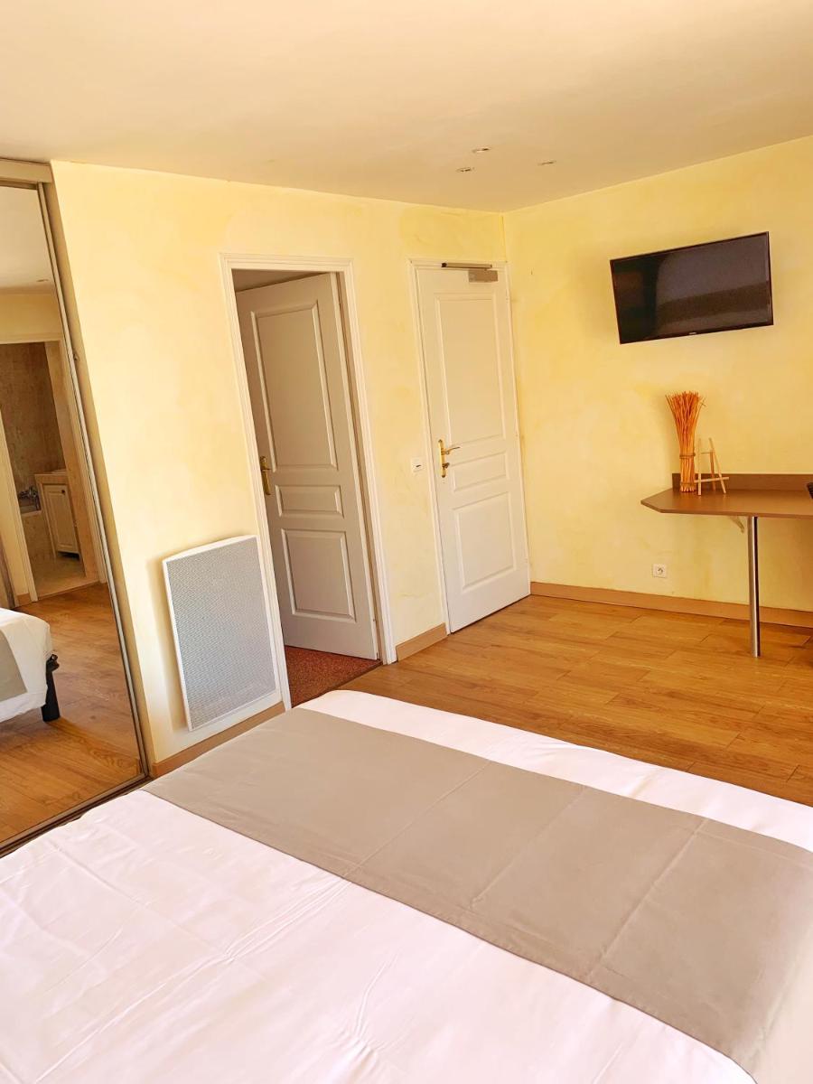 Télévision ou salle de divertissement dans l'établissement Hôtel Beau Soleil