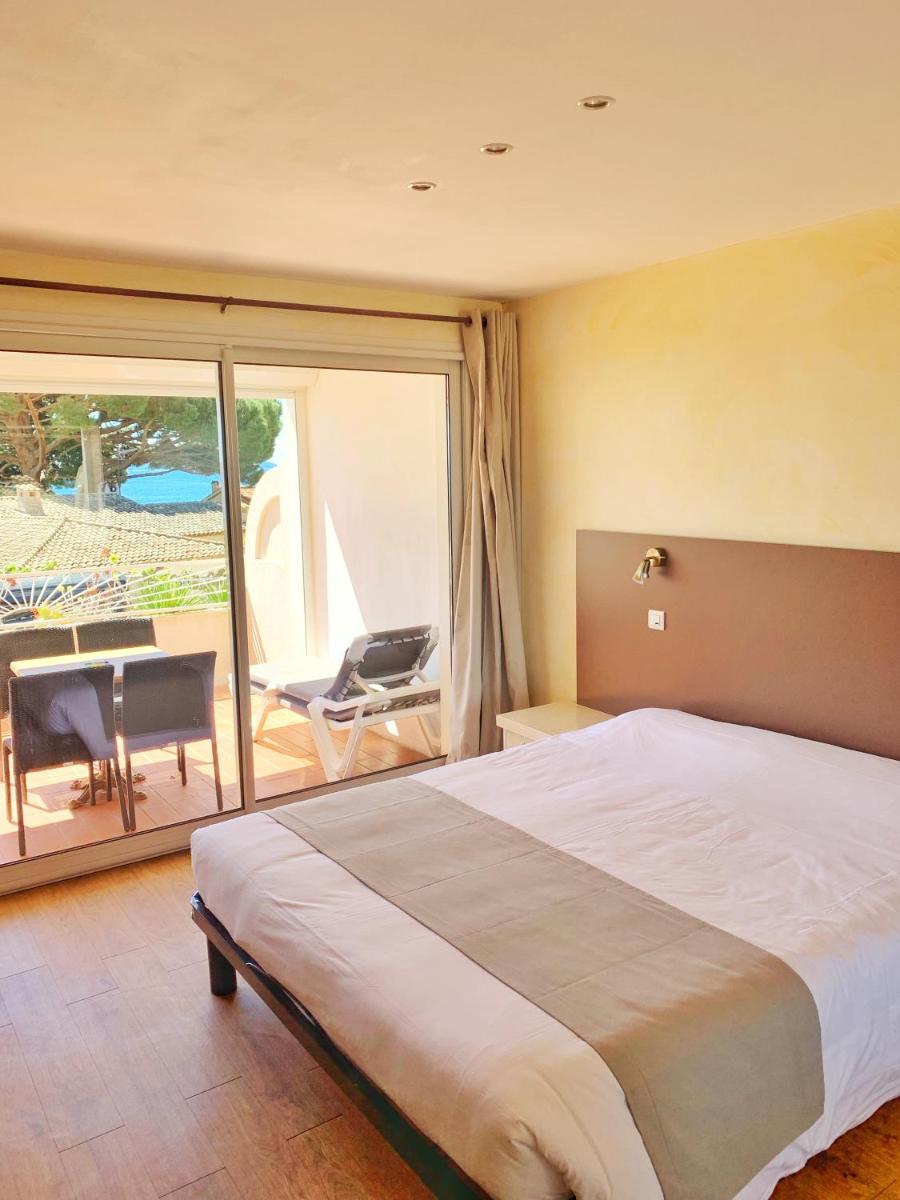 Un ou plusieurs lits dans un hébergement de l'établissement Hôtel Beau Soleil