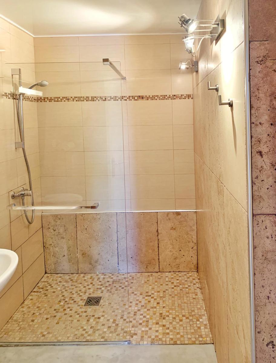 Salle de bains dans l'établissement Hôtel Beau Soleil