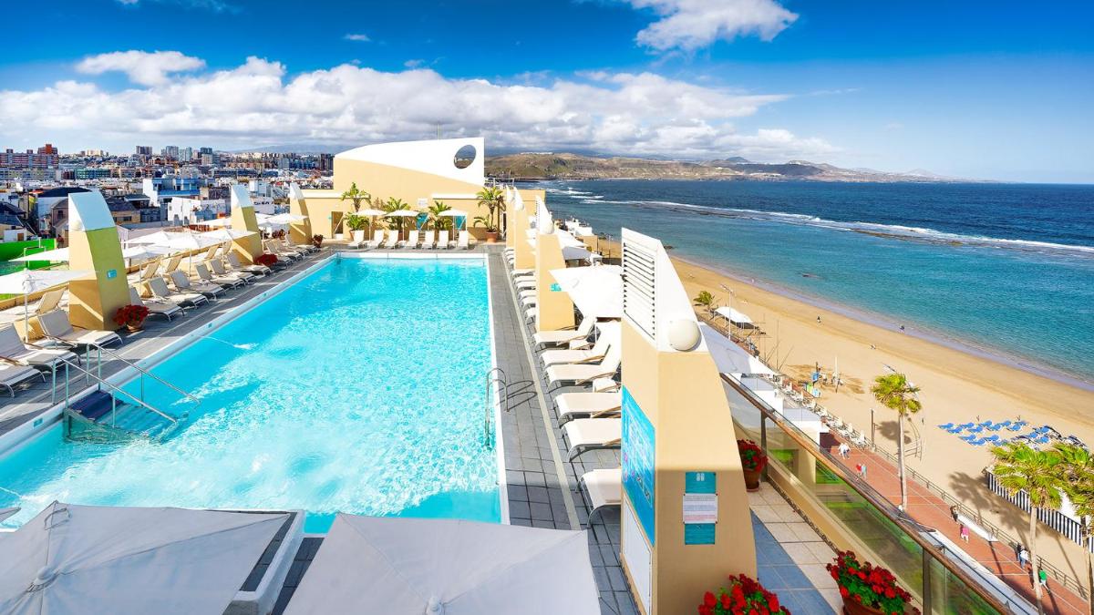 una vista de una piscina y la playa en Bull Reina Isabel & SPA, en Las Palmas de Gran Canaria