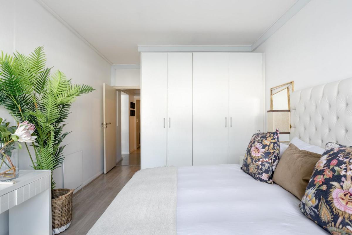 Luxury City Apartment with Mountain Views - Housity