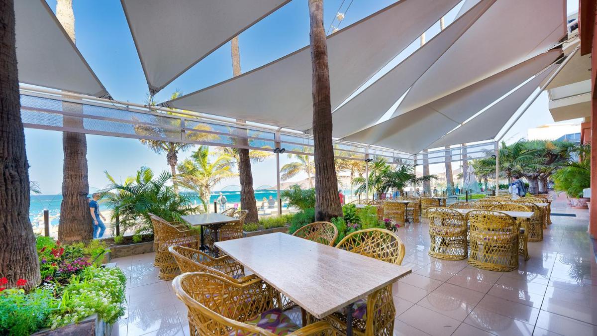Un restaurante o sitio para comer en Bull Reina Isabel & SPA