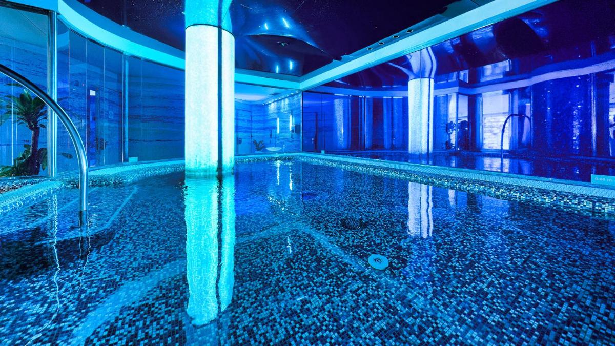 Piscina en o cerca de Bull Reina Isabel & SPA