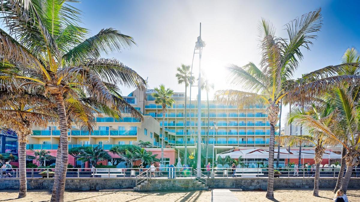 Un gran edificio con palmeras delante. en Bull Reina Isabel & SPA, en Las Palmas de Gran Canaria