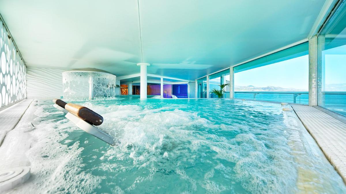 Piscina en o cerca de Bull Reina Isabel & SPA