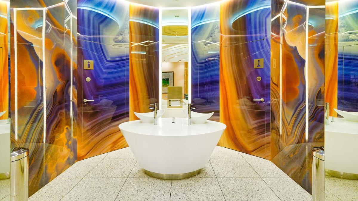 baño con aseo en una sala de tren en Bull Reina Isabel & SPA, en Las Palmas de Gran Canaria