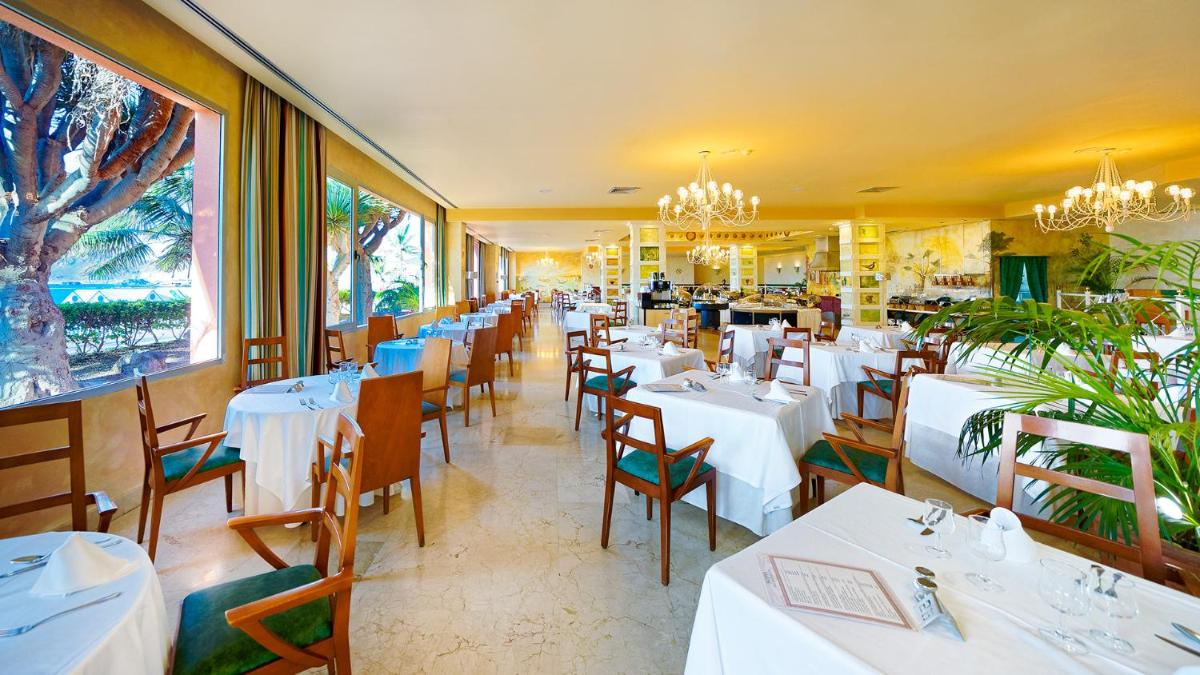 Un restaurante o sitio para comer en Bull Reina Isabel & SPA