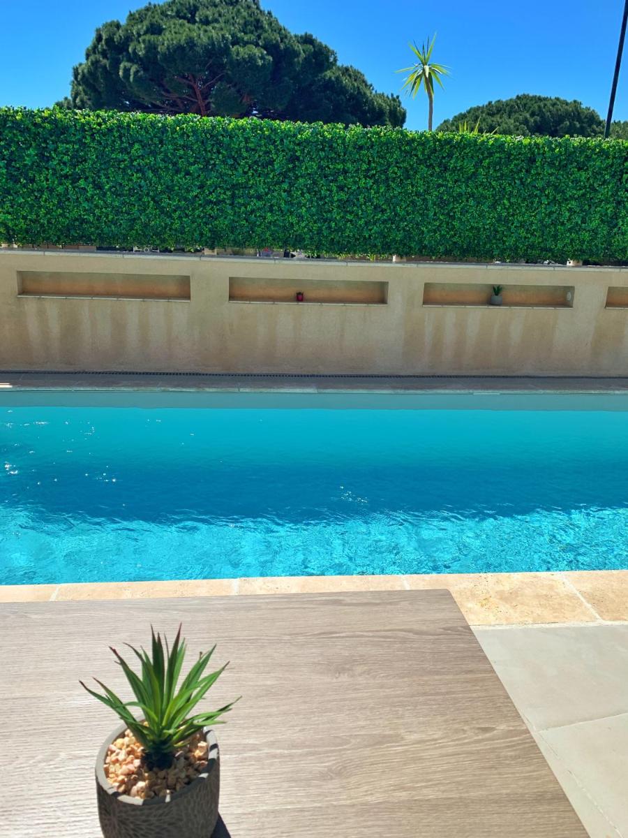 Piscine de l'établissement Hôtel Beau Soleil ou située à proximité