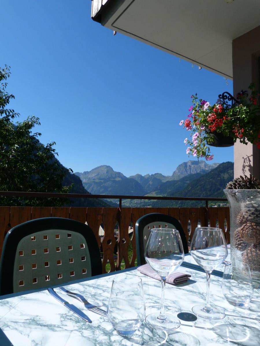 Vue générale sur la montagne ou vue sur la montagne depuis l'hôtel