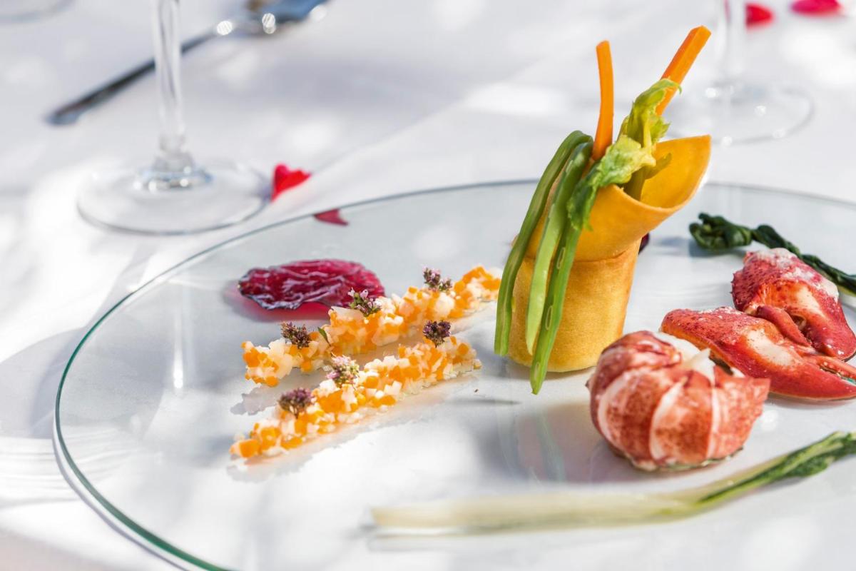 Comida en o cerca de este hotel