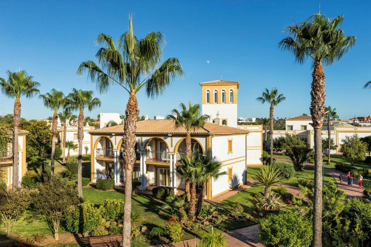 una vista aérea de una mansión con palmeras en Aldiana Club Andalusien, en Chiclana de la Frontera