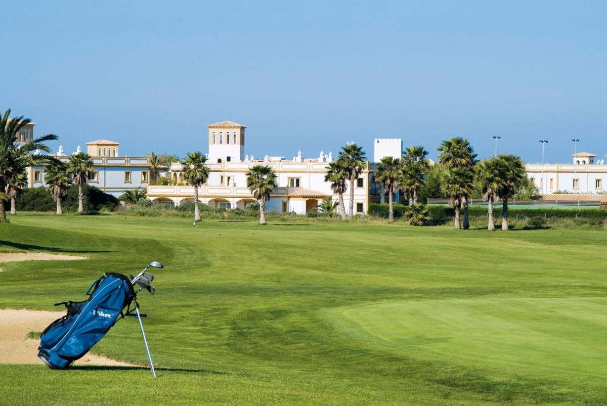 un campo de golf con una bolsa azul en el green en Aldiana Club Andalusien, en Chiclana de la Frontera