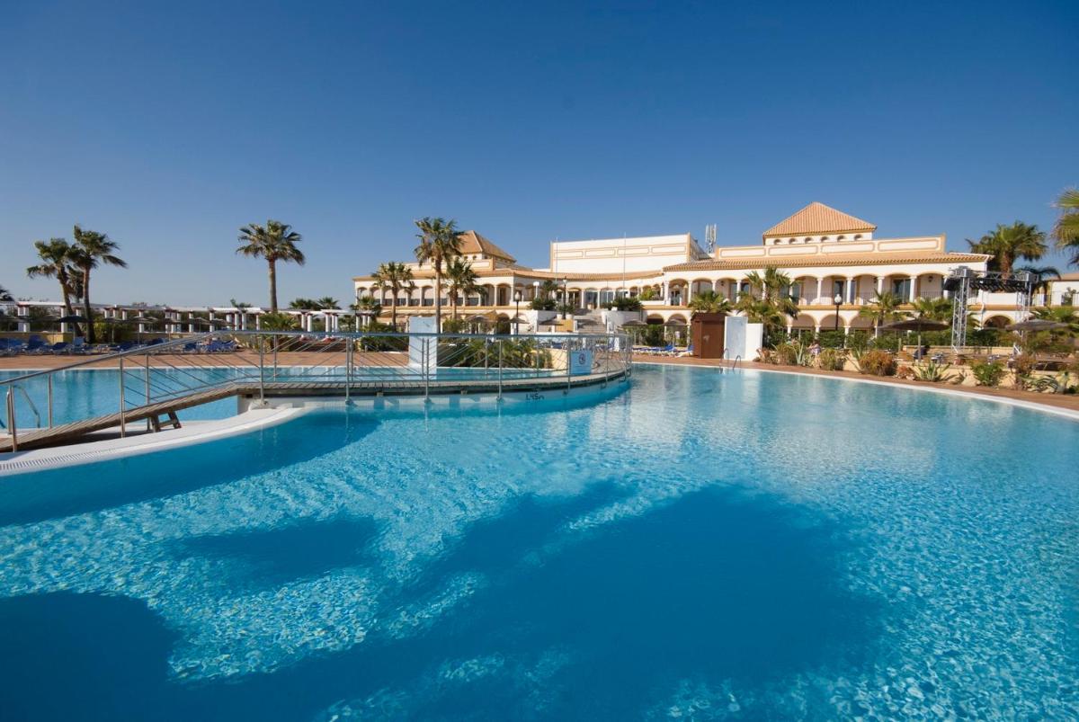 una gran piscina frente a un resort en Aldiana Club Andalusien, en Chiclana de la Frontera