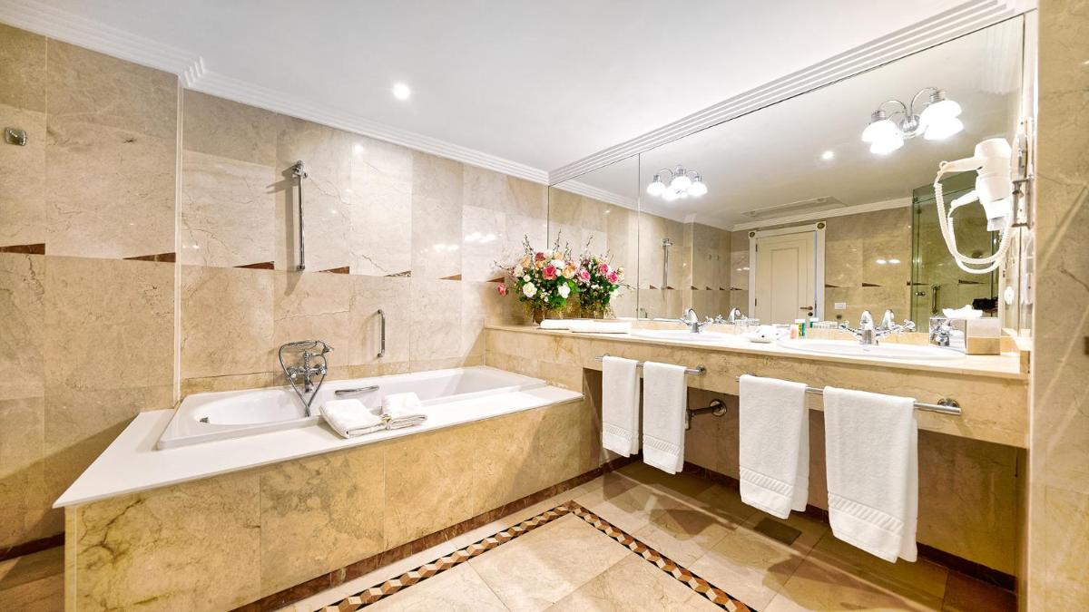 Un baño de Bull Reina Isabel & SPA