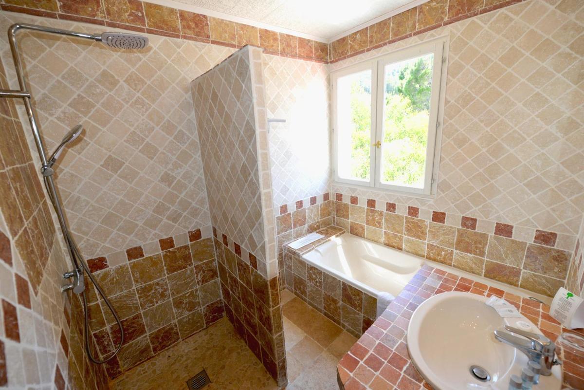 Salle de bains dans l'établissement Le Catalan