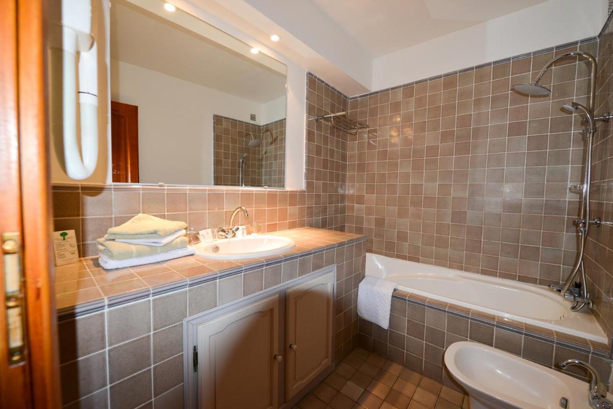 Salle de bains dans l'établissement Le Catalan