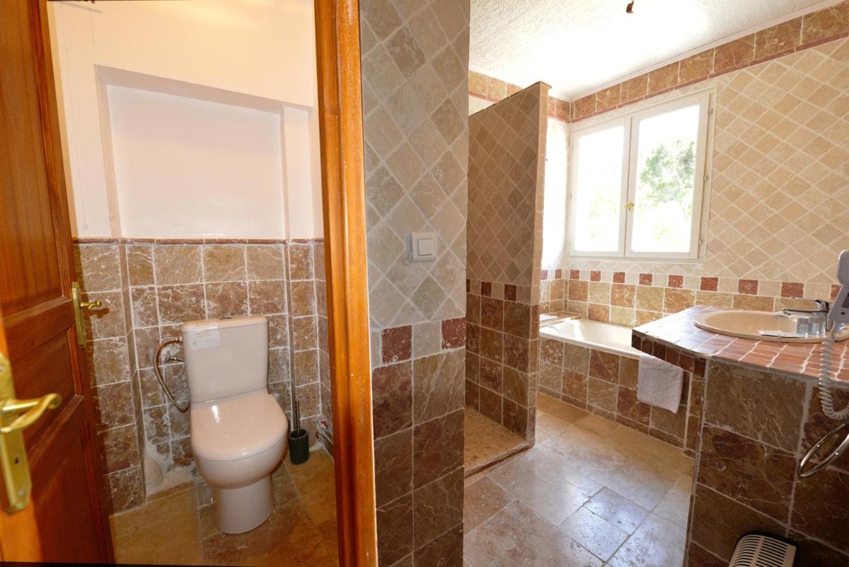 Salle de bains dans l'établissement Le Catalan