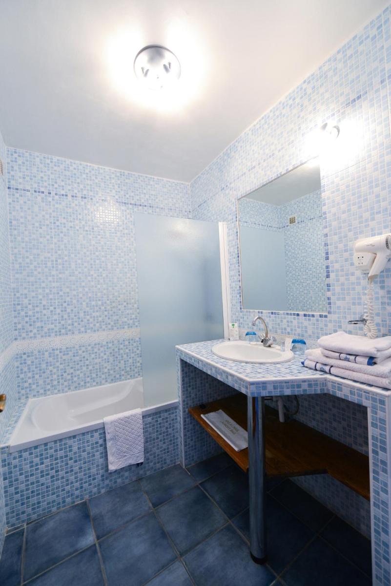 Salle de bains dans l'établissement Le Catalan