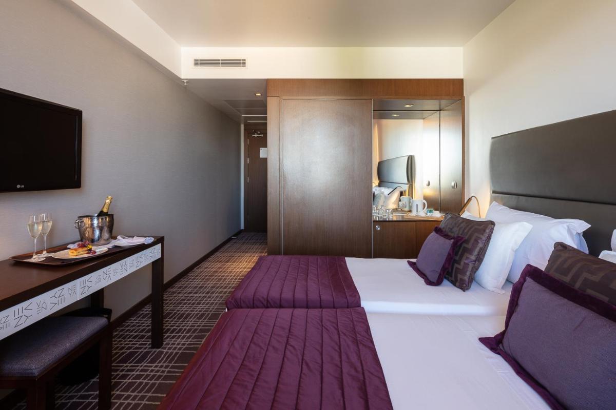Uma televisão e/ou sistema de entretenimento em NEYA Lisboa Hotel