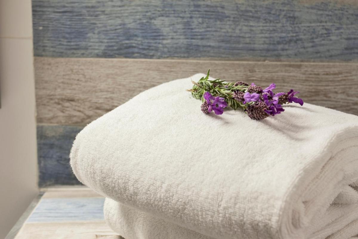 Un ou plusieurs lits dans un hébergement de l'établissement Le Neptune & Spa