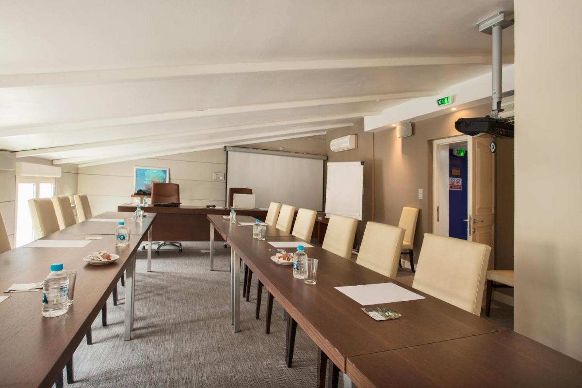 Espace de conférence ou salle de réunion dans l'établissement Le Neptune & Spa