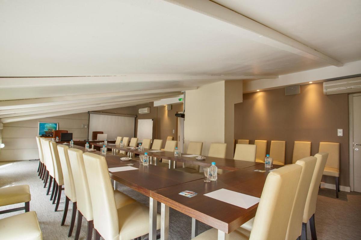 Coin salon dans l'établissement Le Neptune & Spa