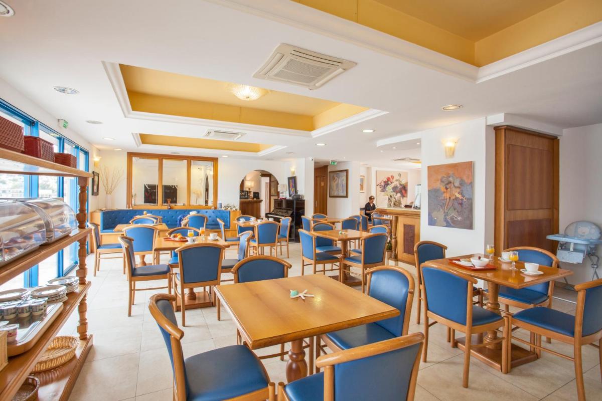 Coin salon dans l'établissement Le Neptune & Spa