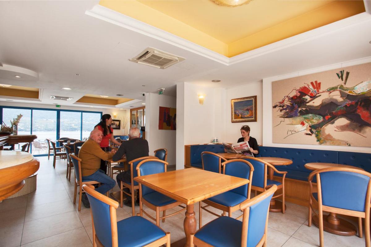 Coin salon dans l'établissement Le Neptune & Spa