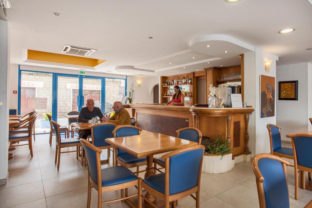 Restaurant ou autre lieu de restauration dans l'établissement Le Neptune & Spa