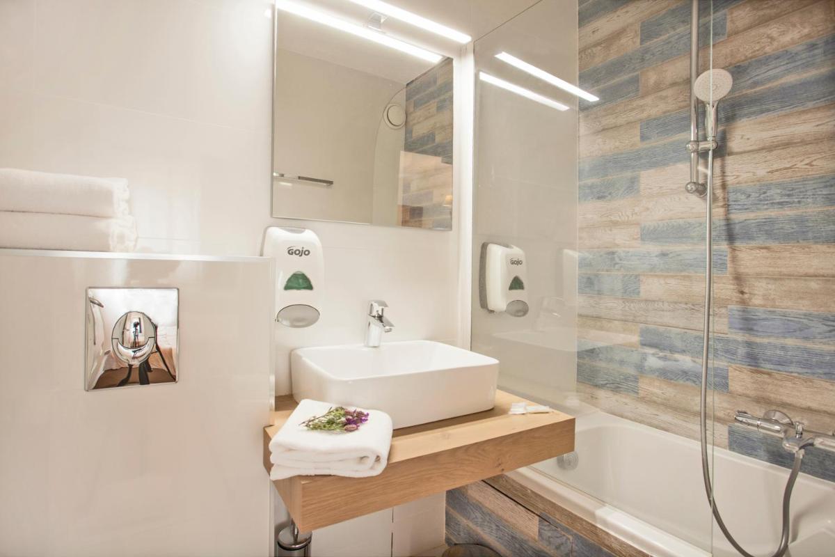 Salle de bains dans l'établissement Le Neptune & Spa