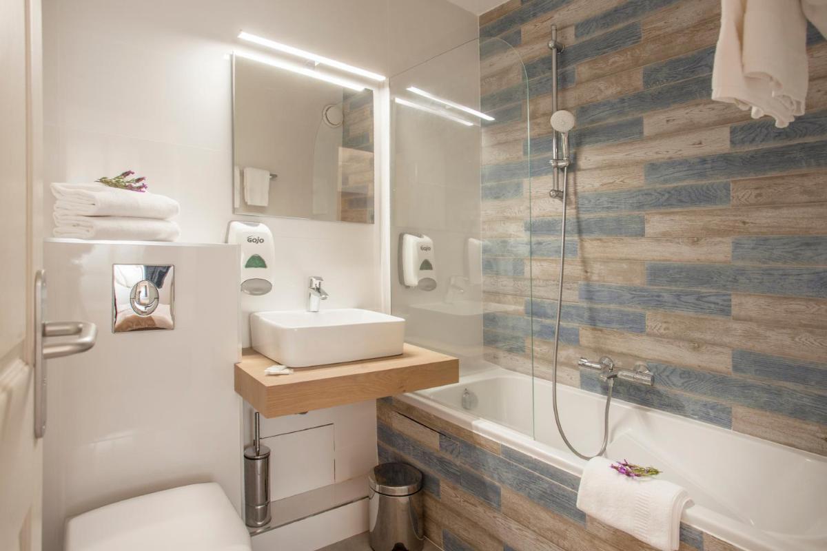 Salle de bains dans l'établissement Le Neptune & Spa