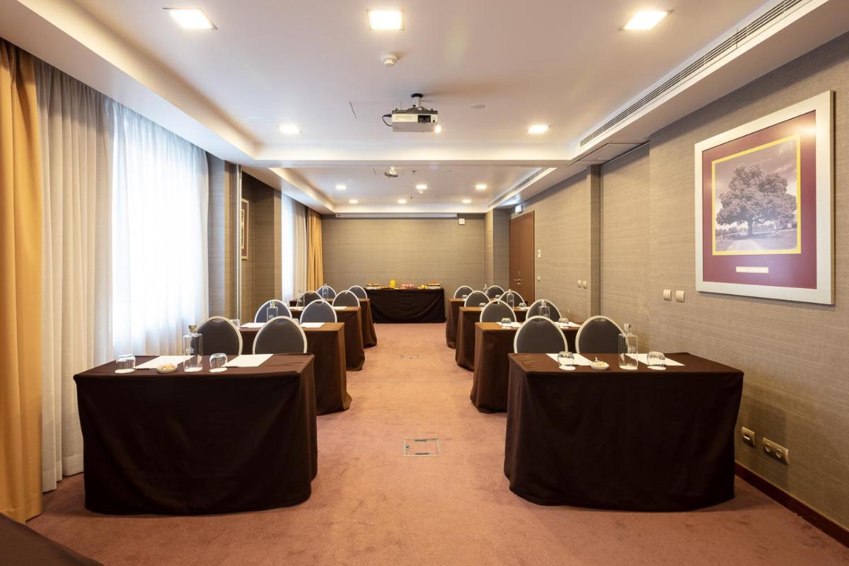 A área empresarial e/ ou a sala de conferências de NEYA Lisboa Hotel
