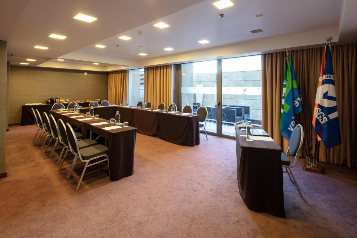 A área empresarial e/ ou a sala de conferências de NEYA Lisboa Hotel