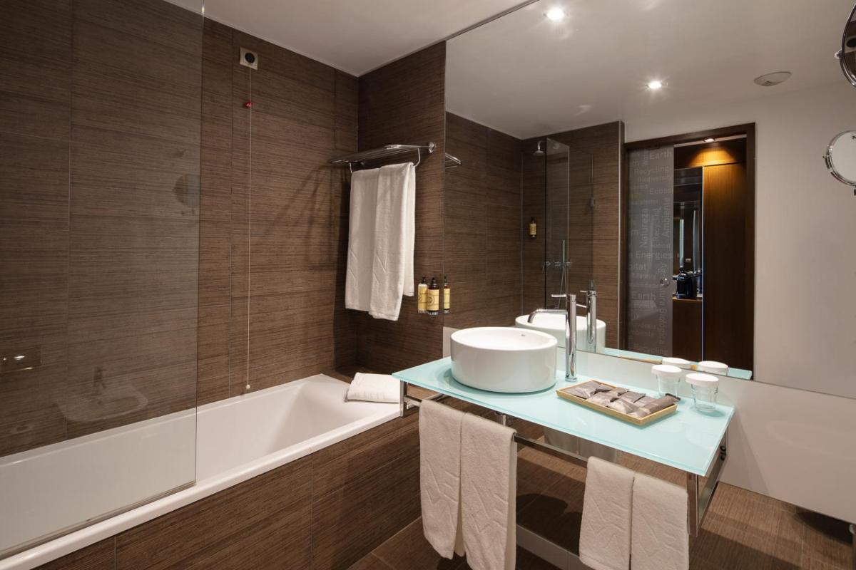 Uma casa de banho em NEYA Lisboa Hotel