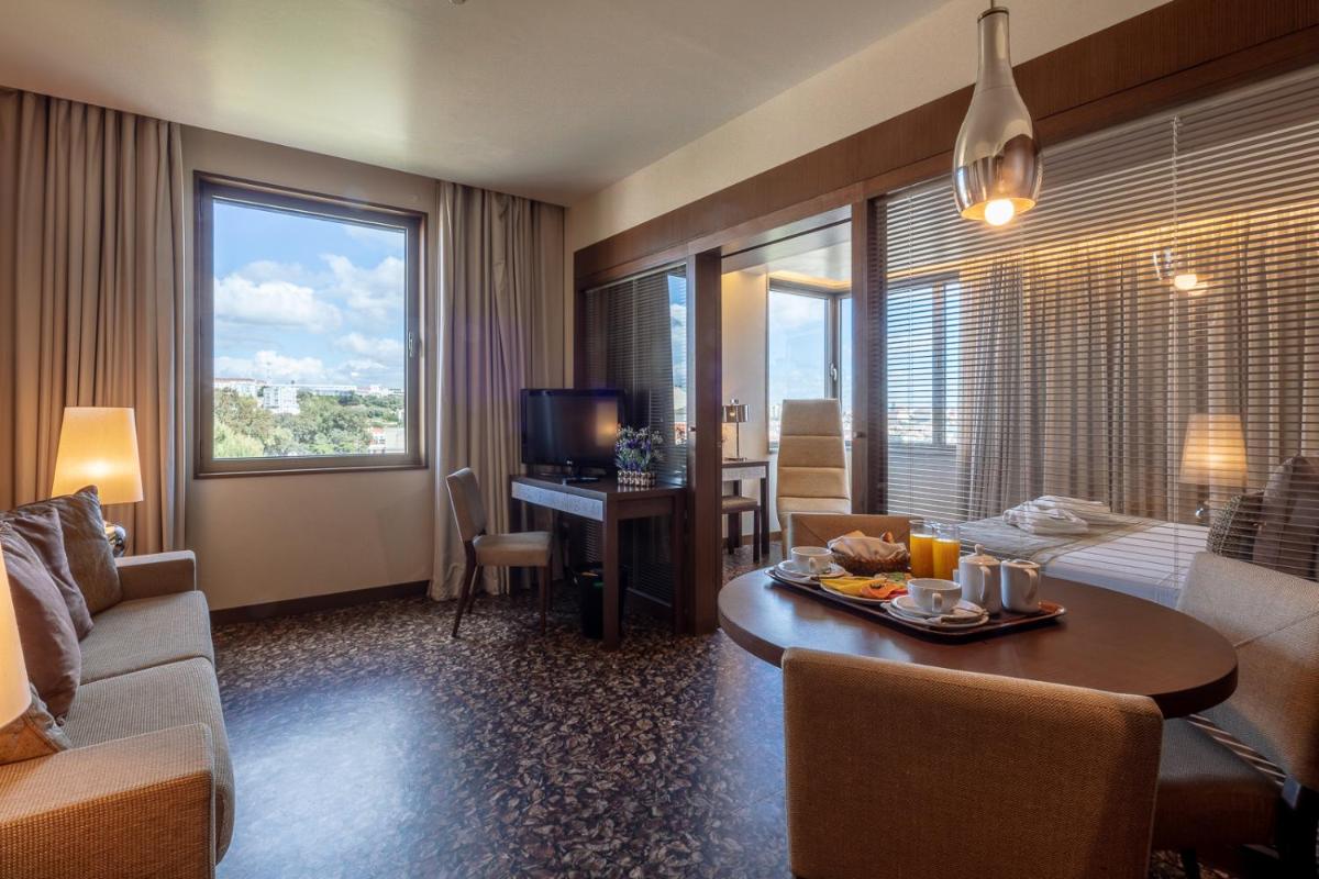 Uma área de estar em NEYA Lisboa Hotel