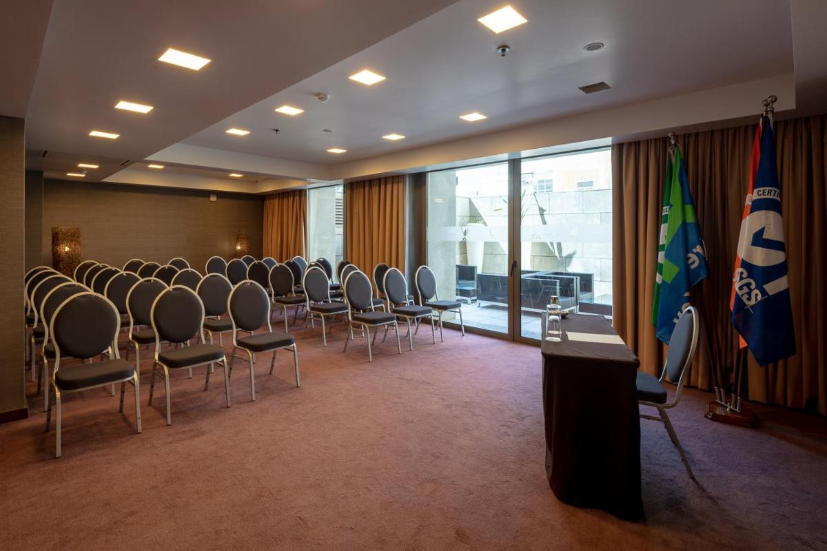A área empresarial e/ ou a sala de conferências de NEYA Lisboa Hotel