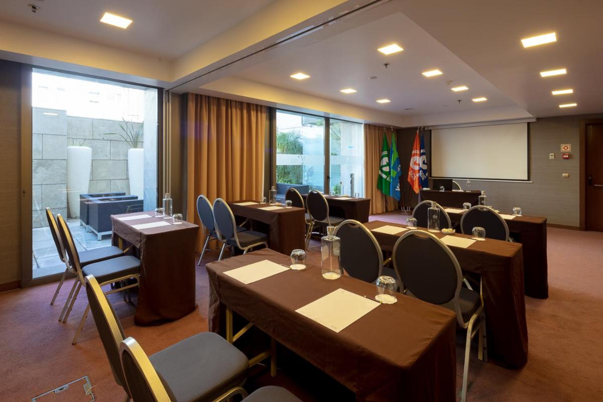 A área empresarial e/ ou a sala de conferências de NEYA Lisboa Hotel