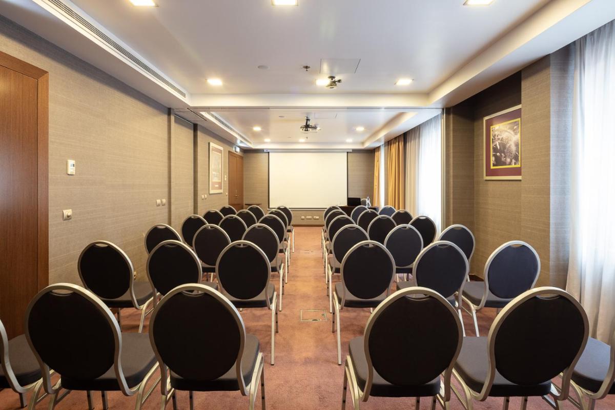 A área empresarial e/ ou a sala de conferências de NEYA Lisboa Hotel