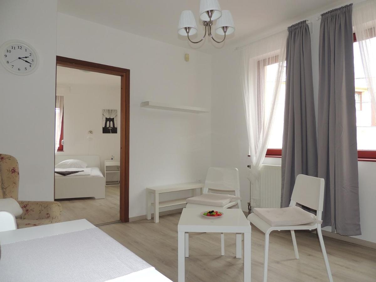 Ramp- Art Apartment - Housity