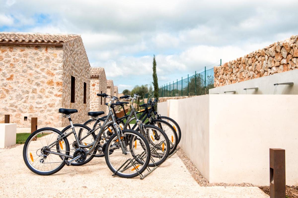 Montar en bicicleta en Hotel Son Trobat Wellness & Spa o alrededores