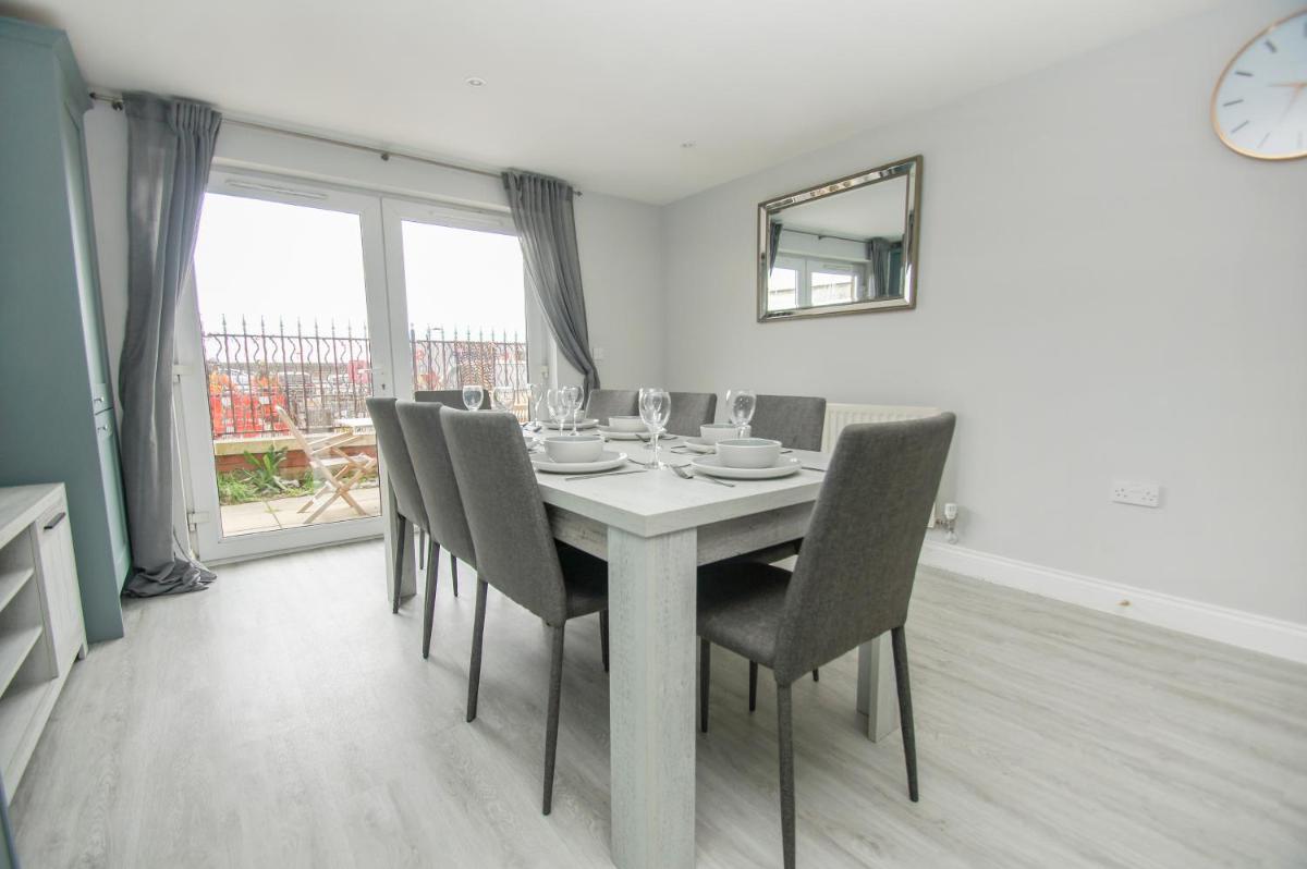Marina Apartment - Parking - by Brighton Holiday Lets - Housity