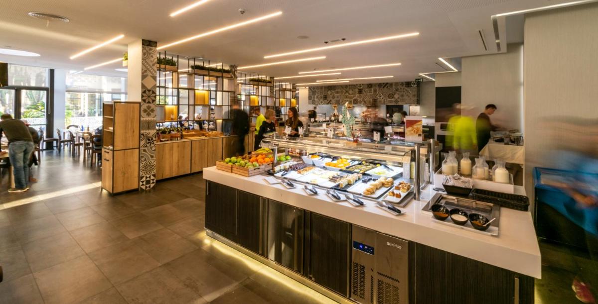 Supermercado u otro tipo de tienda en el hotel o alrededores