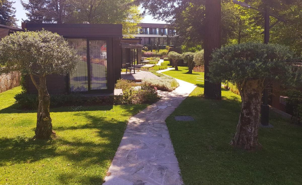 Um jardim no exterior de Prazer da Natureza Resort & Spa