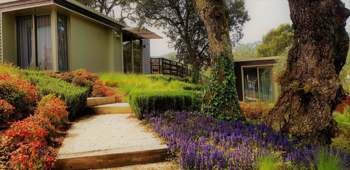 Um jardim no exterior de Prazer da Natureza Resort & Spa