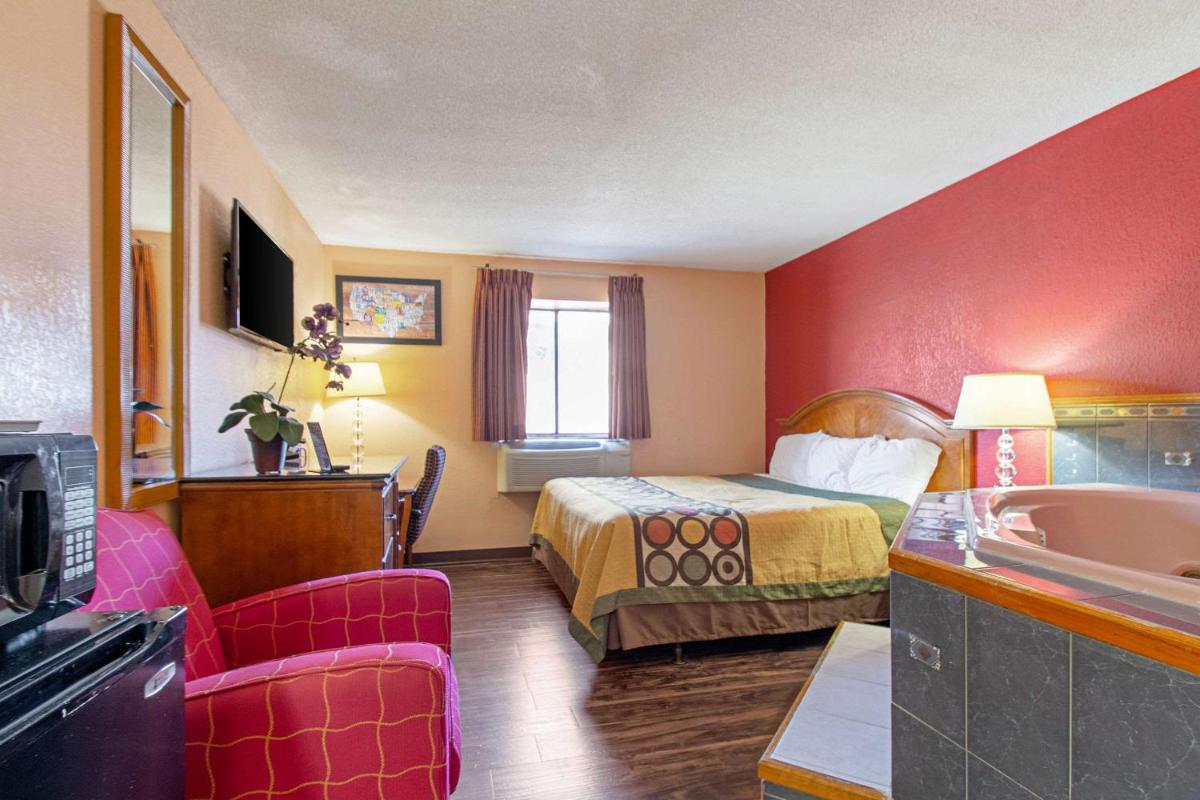 Econo Lodge Utica - Housity
