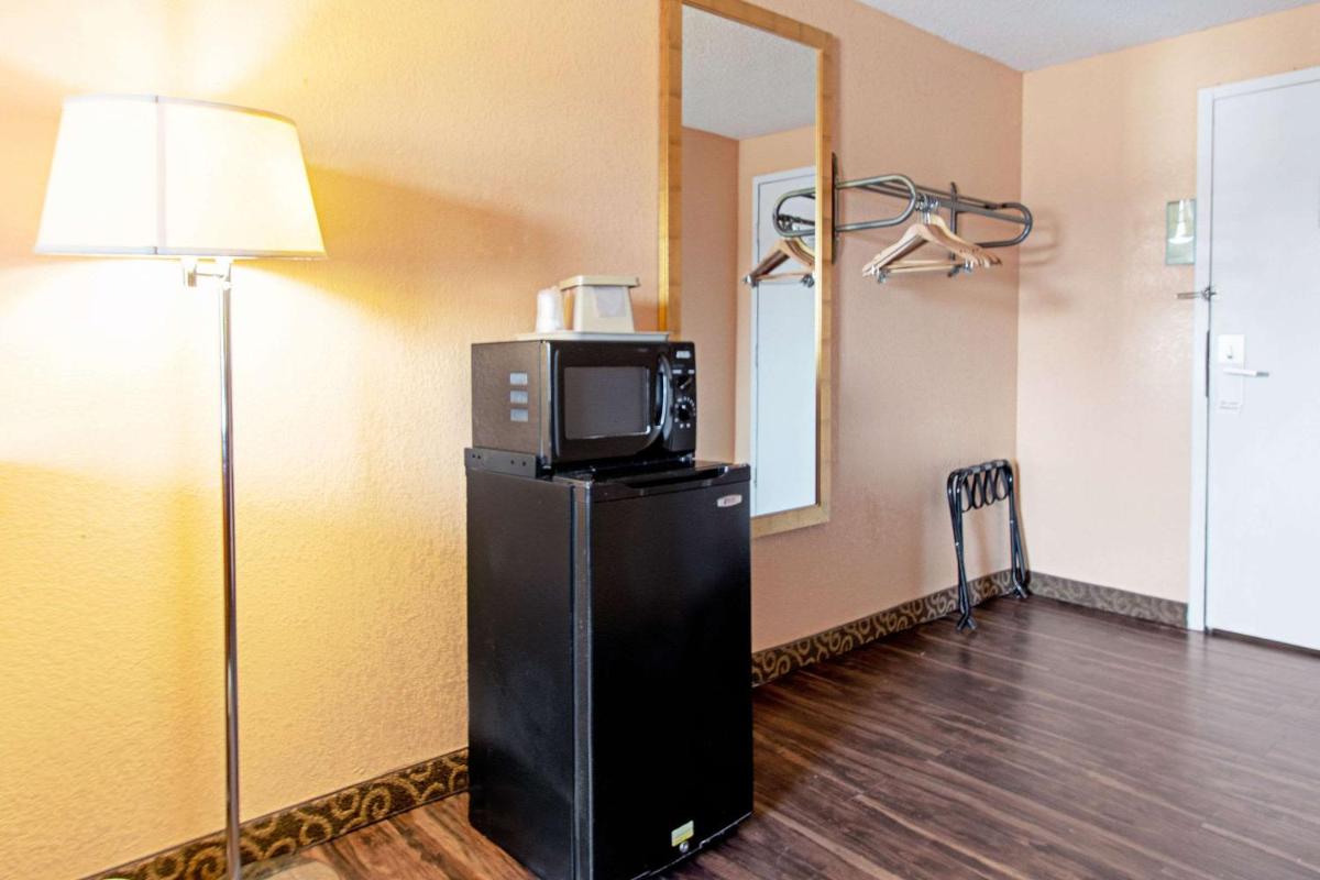 Econo Lodge Utica - Housity