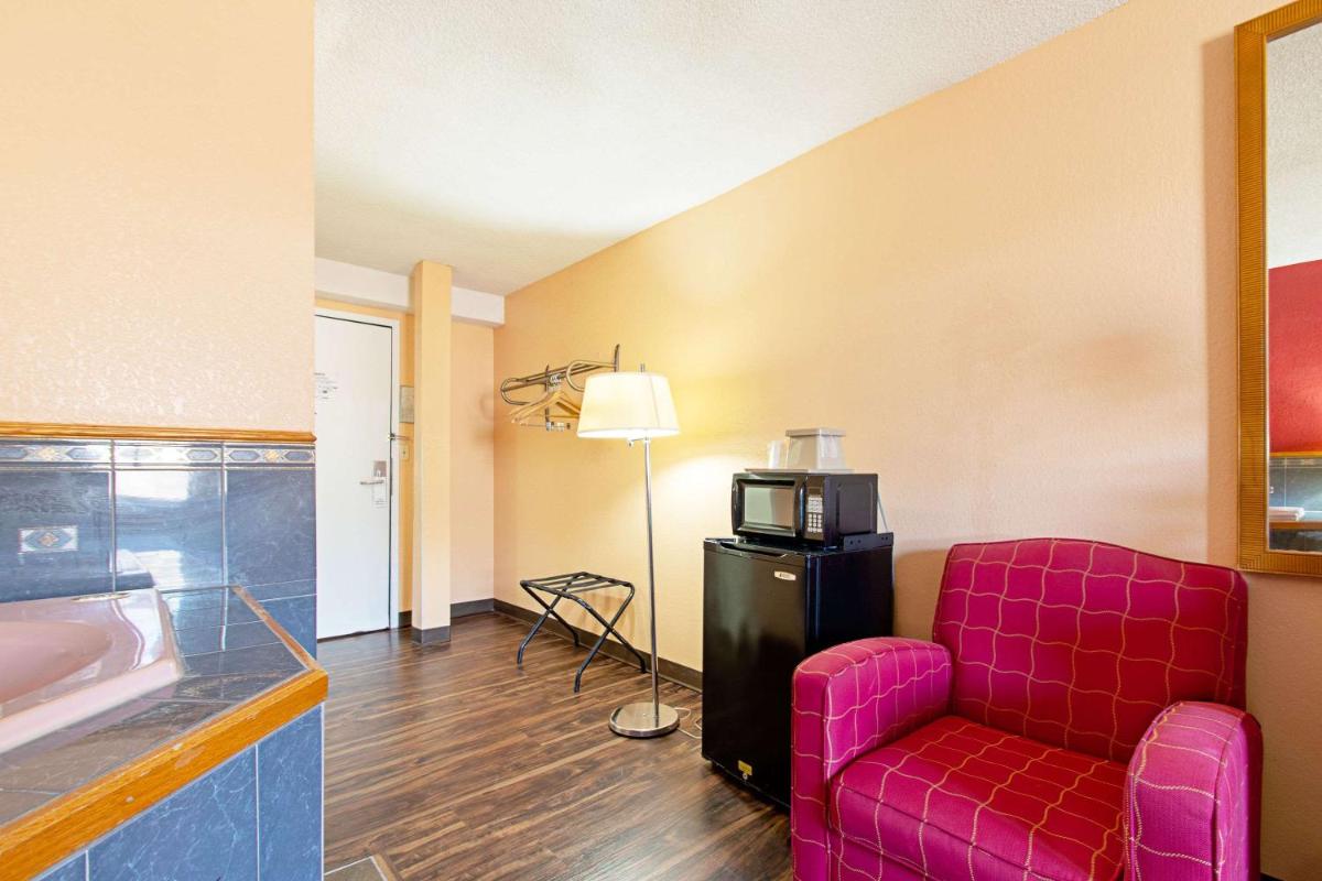 Econo Lodge Utica - Housity